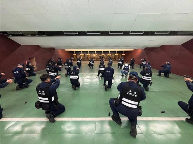 中和警分局20日在林口靶場舉行射擊常年訓練。（中和警分局提供）