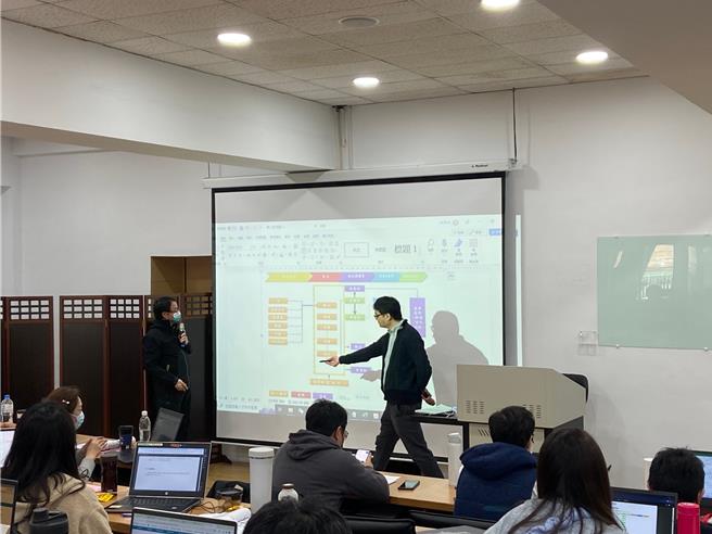 桃园市环保局自去年起开办相关课程，至今已培育近千名温室气体盘查及碳足迹盘查专业人才，全力协助桃园产业低碳转型。（桃园市环保局提供）