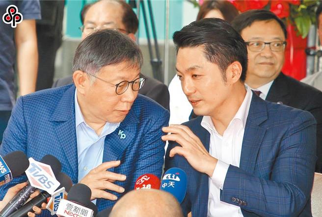 針對警用監視器費率爭議，台北市前市長、民眾黨主席柯文哲（左）頻頻砲打現任市府與市長蔣萬安（右）。（本報資料照片）