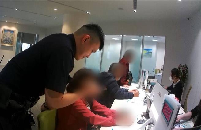 桃园市八德区一名68岁蔡姓妇人于25日至八德区介寿路银行要临柜匯款，所幸被警方提醒是诈骗，才放弃手边匯款动作。（八德分局提供）