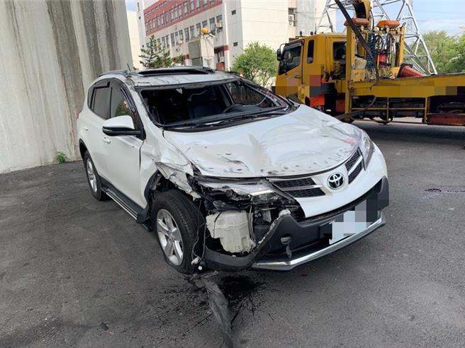 國道3號南向200公里彰化系統至快官路段26日發生豐田休旅車與賓士轎車事故，其中休旅車翻車後車頭受損。（警方提供／孫英哲彰化傳真）