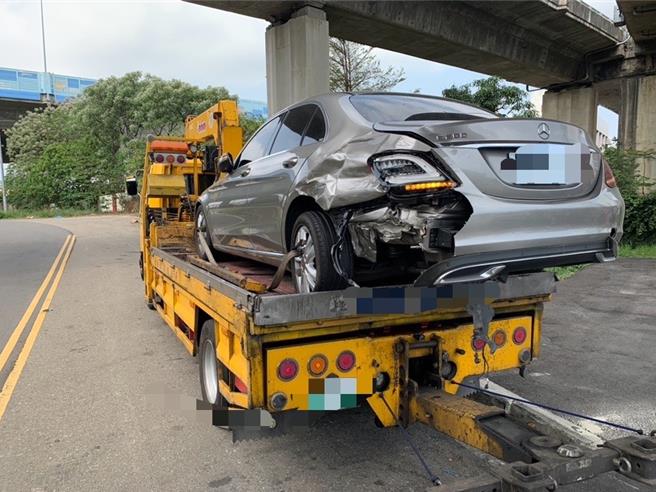 國道3號南向200公里彰化系統至快官路段26日發生豐田休旅車與賓士轎車事故，其中賓士轎車左後車尾受損。（警方提供／孫英哲彰化傳真）