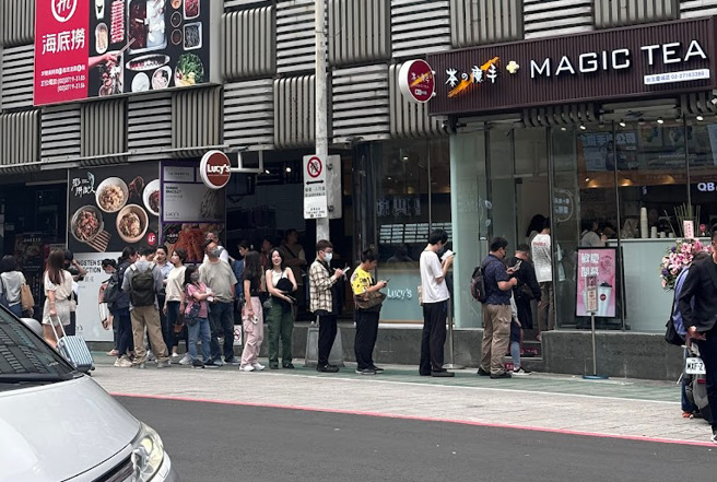 「茶の魔手」台北庆城店24日试营运，民眾大排长龙。（翻摄Google Maps）