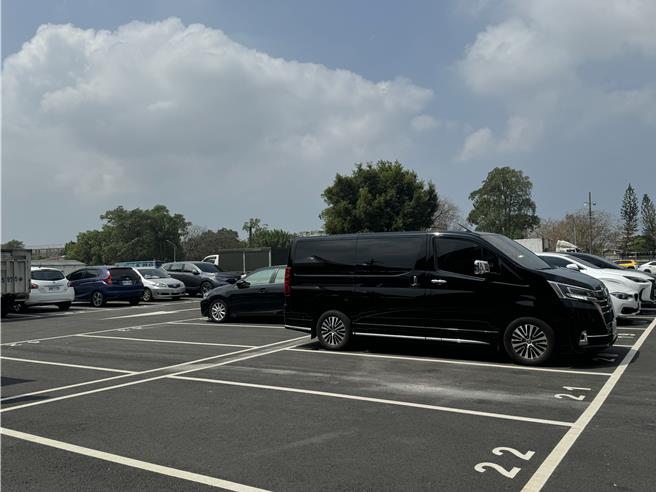 仁德二空新城停二收費停車場完工啟用，即日起試營運至4月底免費停車，5月1日起實施收費。(曹婷婷攝)