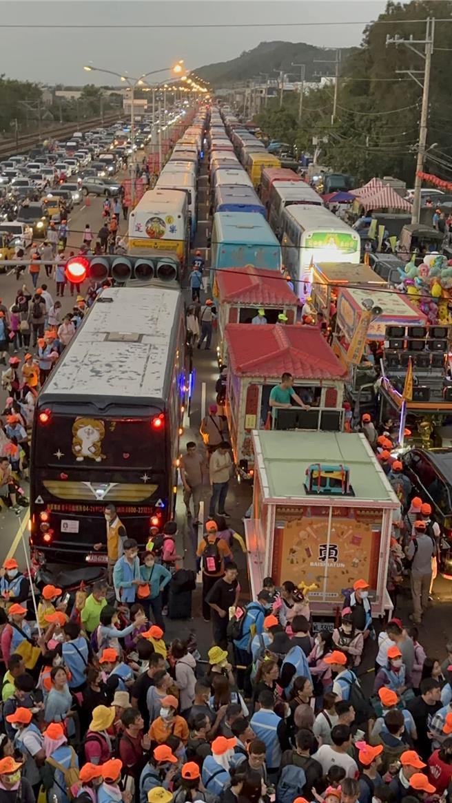 妈祖銮轿所到之处都是挤满人潮。（拱天宫提供／李京升苗栗传真）