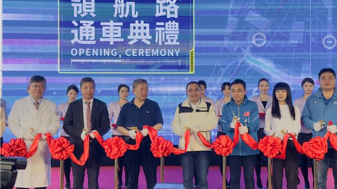 新北市長侯友宜與地方民代、輔大校長、輔大醫院院長等一同為領航路通車剪綵。（呂健豪攝）