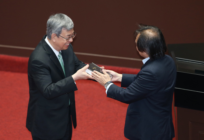 立委王世坚（右）在26日质询中送行政院长陈建仁（左）一本圣经与「珍重再见」4个字。（姚志平摄）