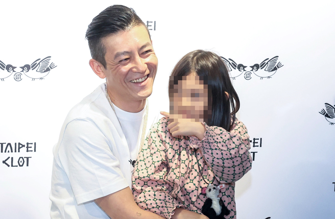 陈冠希去年带女儿见媒体。（图／中时资料照片）