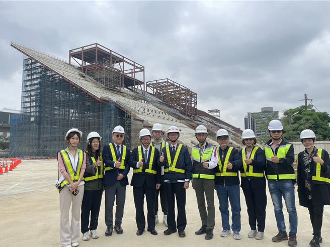 行政院副院长郑文灿等人视察桃园市立美术馆工程。(吕筱蝉摄)