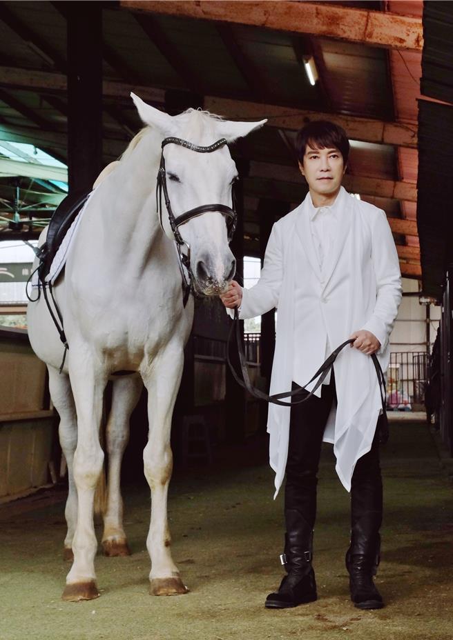 邰正宵近来推出最新专辑《重燃爱恋贰 Walk On》。（起初娱乐提供）