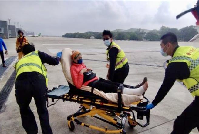 陳姓女子在南二段中央金礦山屋附近摔落邊坡，造成右腳踝疑似骨折送醫。（空勤務總提供／楊靜茹南投傳真）