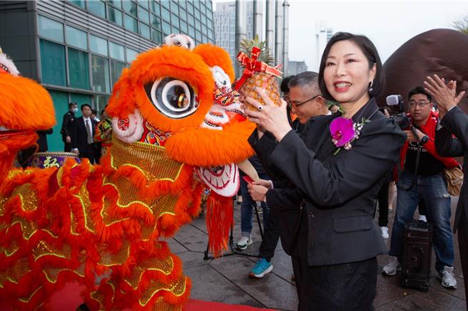 爱尔达于证交所资讯展示中心举行挂牌上市典礼暨开盘仪式，图为爱尔达董事长陈怡君。（爱尔达提供）