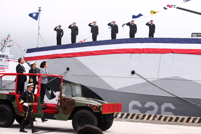 蔡英文總統26日赴蘇澳商港碼頭主持海軍高效能艦艇安江及萬江軍艦交艦典禮。（鄧博仁攝）