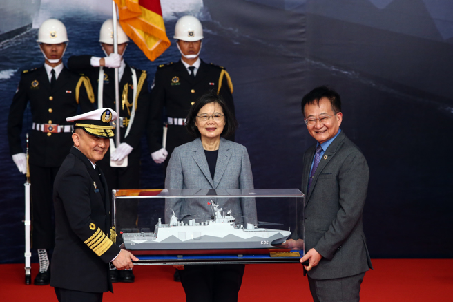 蔡英文總統26日赴蘇澳商港碼頭主持海軍高效能艦艇安江及萬江軍艦交艦典禮。（鄧博仁攝）