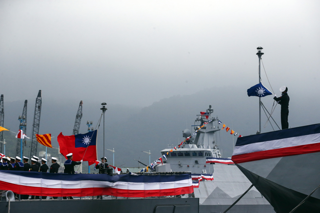 蔡英文總統26日赴蘇澳商港碼頭主持海軍高效能艦艇安江及萬江軍艦交艦典禮。圖為換旗儀式。（鄧博仁攝）