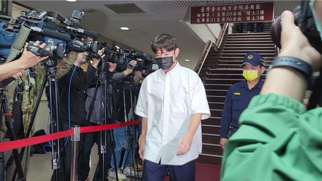 艺人「宥胜」被控2016年趁送女助理返回新北市新店区住处，跨坐、强吻女助理，女助理提告，检察官依强制猥亵罪起诉宥胜；台北地院今开庭审理。（图赖佩璇摄）