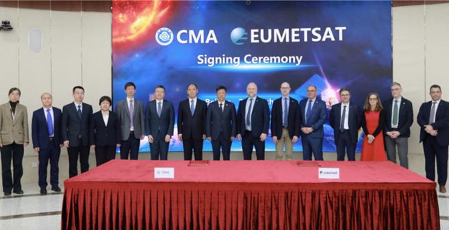 3月25日，中国气象局局长陈振林与欧洲气象卫星开发组织主任菲利普•埃文斯更新签署协议。（中国气象局）