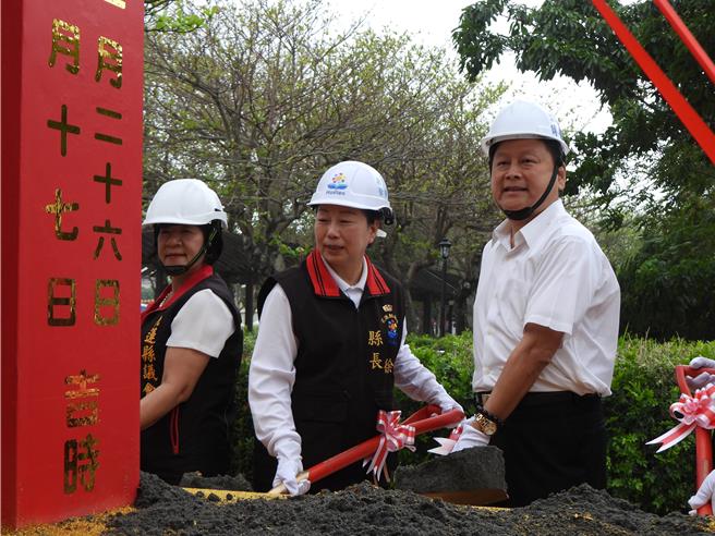 花莲县政府客家处今天办理「客家文化园区」开工动土祈福仪式，县长徐榛蔚（左二）、国民党立法院党团总召傅昆萁（右二）出席参加，祈祷工程顺利完工，创造地方新亮点。（罗亦晽摄）