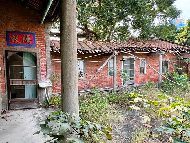 县议员蔡蕥鍹认为清河堂解列后疏于管理，造成环境脏乱、屋顶残破，质疑县府行政怠惰。（蔡蕥鍹提供／邱立雅竹县传真）