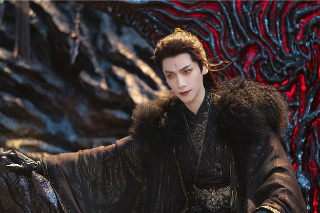羅雲熙《長月燼明》成魔神報復世界，成「仙俠版黑暗榮耀」。（中天娛樂台提供）