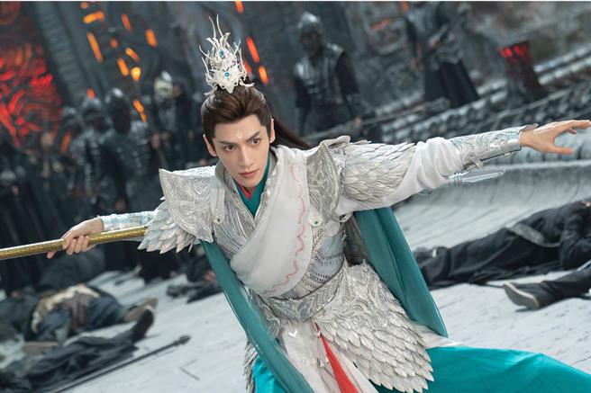 羅雲熙《長月燼明》談及「神魔大戰」名場面，稱與自己對打「很分裂」。（中天娛樂台提供）