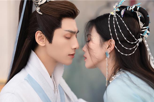 羅雲熙（左起）、白鹿《長月燼明》「合修吻」盤腿坐考驗腰力。（中天娛樂台提供）