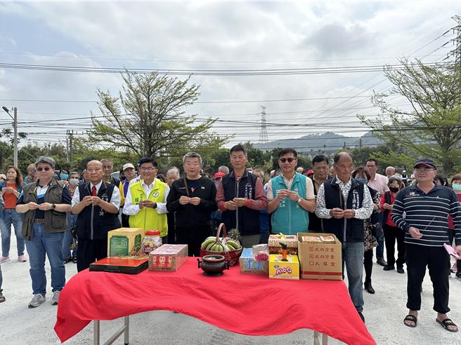 清水区顶湳里中山路、海顶路口为当地重要的联外道路，由于车祸频传，替代道路26日终于完工启用。（陈淑娥摄）