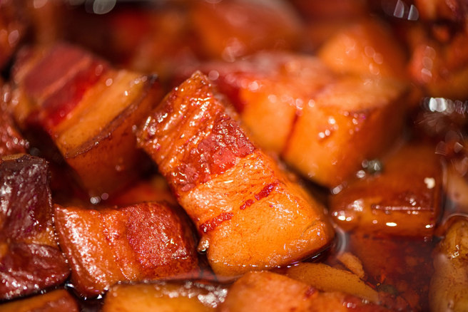 一名主婦分享，最近發現滷肉不加滷包和八角，吃起來更美味。（圖：shutterstock／達志）