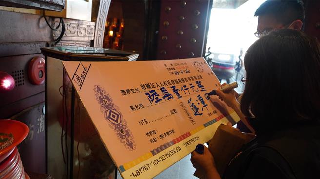 蓮潭里再捐出6萬1千元善款。（寶智華攝）