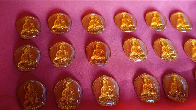 在善化慶安宮過火的觀音琉璃玉佩限量提供民眾索取。（寶智華攝）