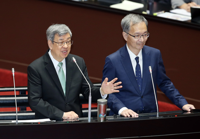 针对立委廖伟翔呼吁政府不要调整医疗院所的电价，行政院长陈建仁（左）与卫福部长薛瑞元（右）表示，医院的部分需要再做盘点。（姚志平摄）