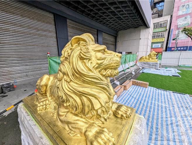 民眾近日發現，坐落在基隆市文化中心前的銅獅被塗成了金色，不少民眾認為這樣看來很俗氣。（張志康攝）