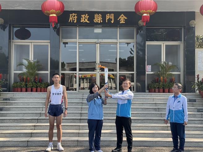 2024全中运会大会圣火今日上午传抵金门，于县府服务台前阶梯举行交接圣火仪式，由教育处长孙丽琪(左二)代表接受。（图／金门县政府）