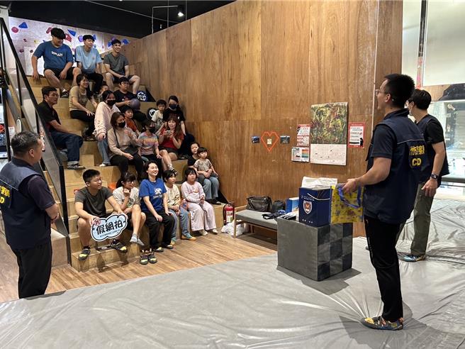 新竹市警局第二分局识诈宣讲团举办攀岩活动并做识诈宣讲，盼透过趣味活动，强化民眾诈意识避免被害。（警方提供／王惠慧新竹传真）