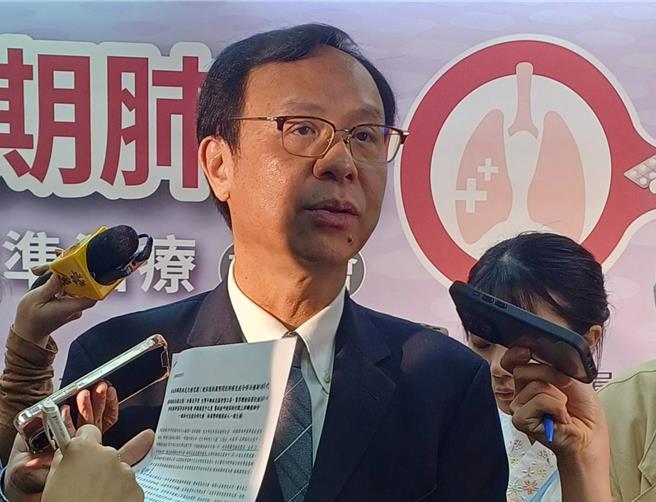 健保署長石崇良今天表示，預告修訂《健保基金運用辦法》是為了接軌癌藥基金，否則無法專款專用。對於外界擔心恐動用民眾的健保費，他表示「大家想多了！」（王家瑜攝）