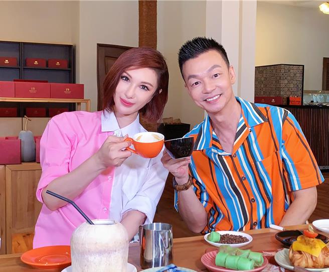 利菁（左）跟李国煌一路斗嘴，制造许多笑料。（三立提供）