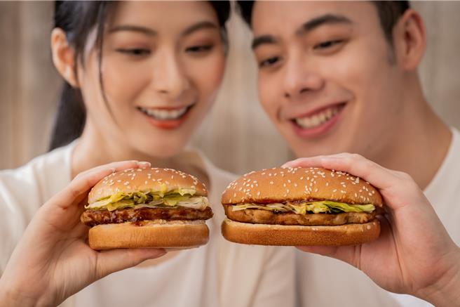 麦当劳将于3月27日、4月10日限期復刻「板烤鷄腿堡」与「照烧猪肉堡」两大经典产品。（麦当劳提供／朱世凯台北传真）