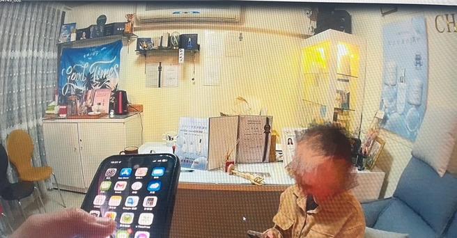 陈男在护肤店消费后欲强盗财物。（翻摄画面）