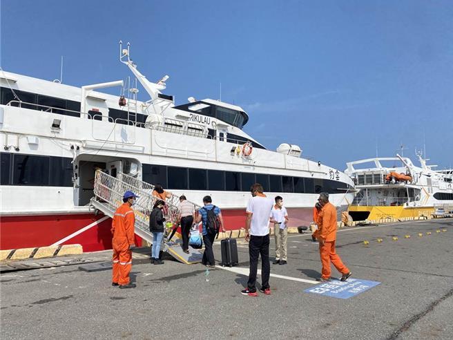 去年搭船人数创下歷史新高的嘉义县布袋─澎湖马公「蓝色公路」，3月中已重新开航。（本报资料照片）