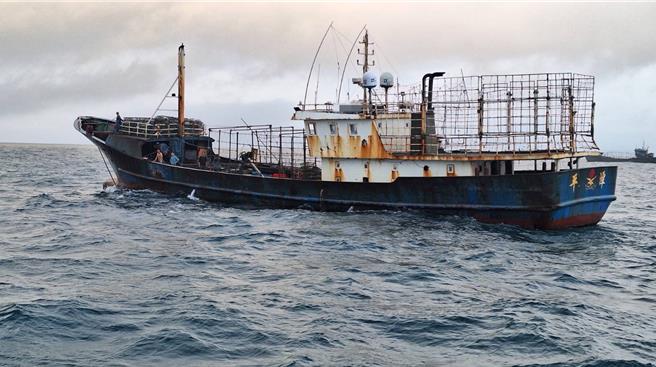 大陸4艘漁船25日凌晨越界，分別出沒在台中港外海27浬處以及新竹香山外海40浬處，海巡獲報前往驅離。（海巡署艦隊分署第3（台中）海巡隊提供）