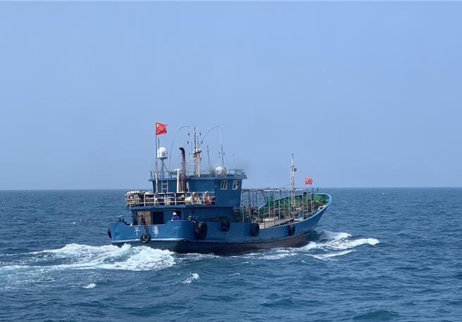 大陸4艘漁船25日凌晨越界，分別出沒在台中港外海27浬處以及新竹香山外海40浬處，海巡獲報前往驅離。（海巡署艦隊分署第3（台中）海巡隊提供）