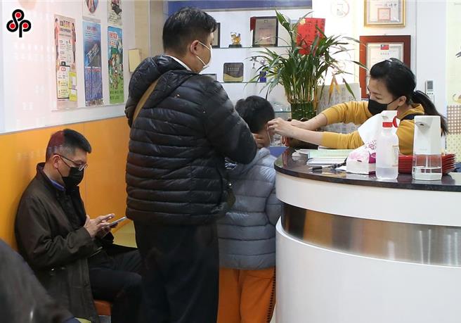 消基会呼吁，应比照各级学校电费冻涨精神，採行电费冻涨或适度补贴医疗院所的电费，成全病患的就医权。（报系资料照）