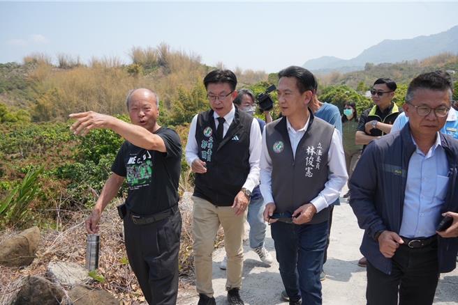 立委郭国文（左二）与林俊宪（右二）前往台南市山区芒果产地实勘现况。（郭国文服务处提供／宝智华台南传真）