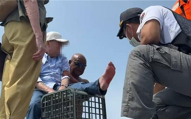 80歲的男遊客一時興起想玩水，赤腳才十幾步就發現腳底傳來劇痛，只見雙腳腳底竟發紅、燙出一片大水泡。（民眾提供／袁庭堯高雄傳真）