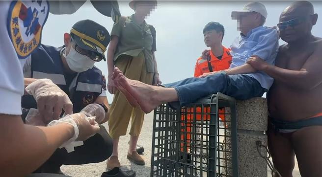 救護人員表示，今日上午西子灣沙灘經烈日曝曬，沙子溫度已高達40多度，外籍老先生腳底的燙傷已達2級。（民眾提供／袁庭堯高雄傳真）