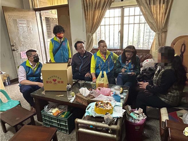 東勢羅姓女子2月底遭逢丈夫因癌驟逝，需獨自撫養兩子女，各界關心紛紛湧入。（警方提供）