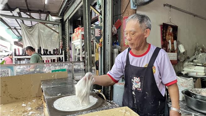 台南盐水菜市场内有一间没有名字的百年店铺，每逢清明节前夕自制春卷皮，72岁的二代老板江荣崑今年决定「重出江湖」，包办平日擦春卷皮的工作。（张毓翎摄）