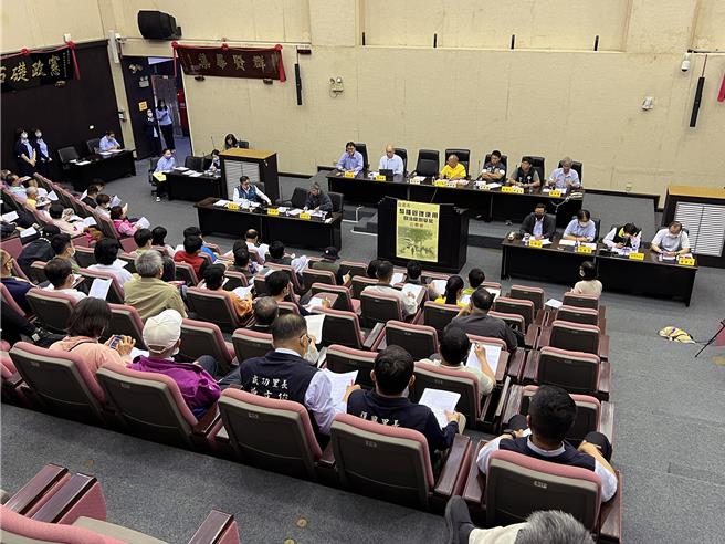台南市議會26日舉行《台南市騎樓管理使用自治條例》草案公聽會，吸引上百名里鄰長、各利害團體代表參與、發言。（洪榮志攝）