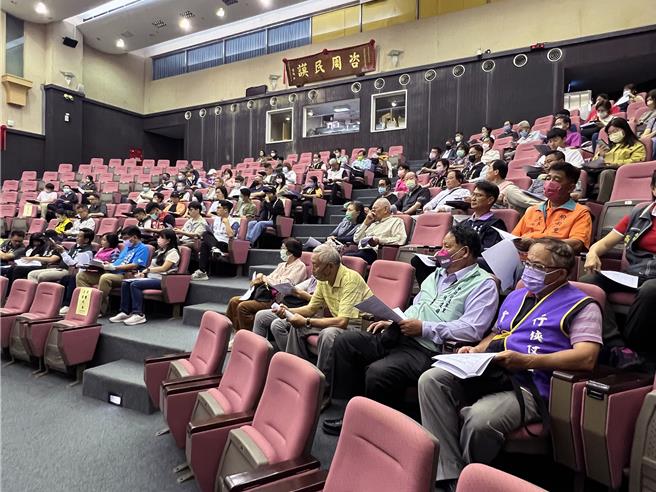台南市議會26日舉行《台南市騎樓管理使用自治條例》草案公聽會，吸引上百名里鄰長、各利害團體代表參與、發言。（洪榮志攝）