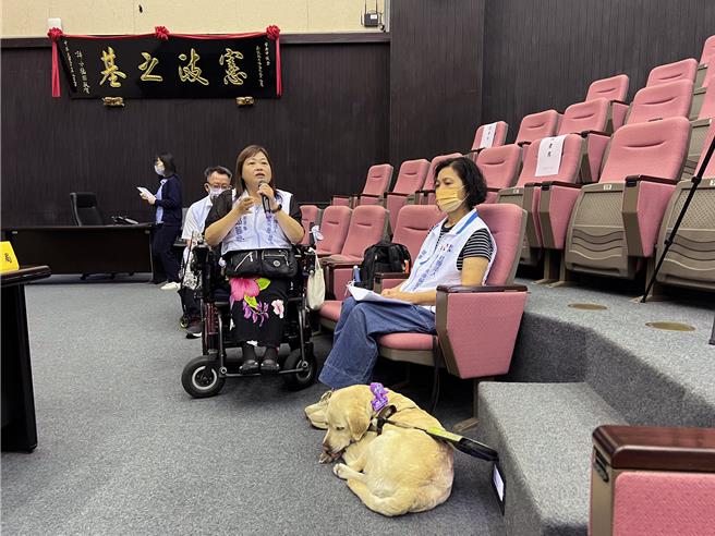 台南市議會26日舉行《台南市騎樓管理使用自治條例》草案公聽會，吸引上百名里鄰長、各利害團體代表參與、發言。（洪榮志攝）